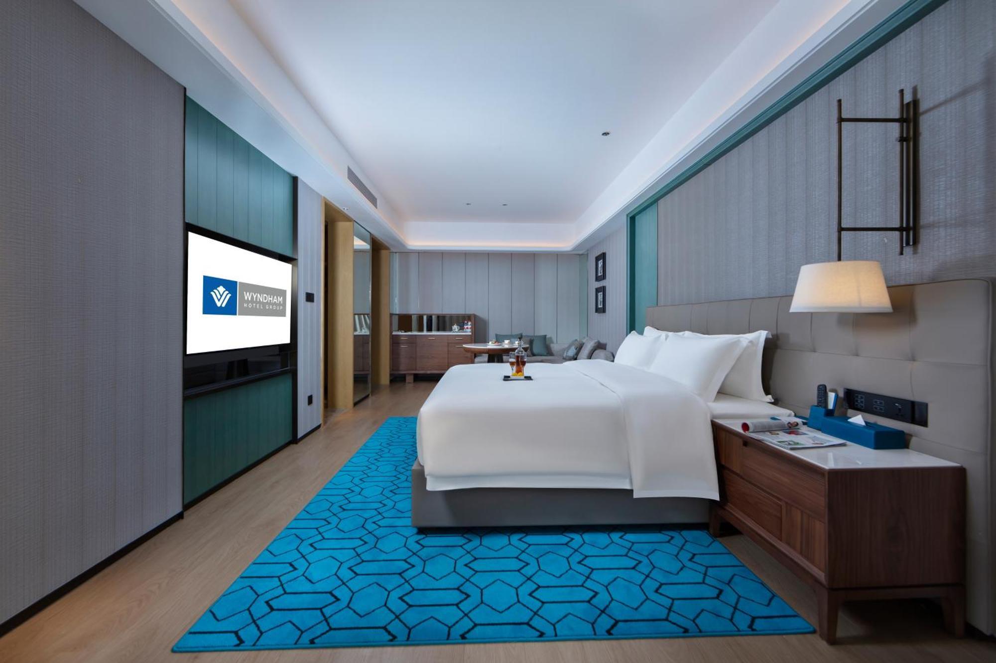 Wyndham Grand Plaza Royale Hot Springs Fenghuang Otel Dış mekan fotoğraf