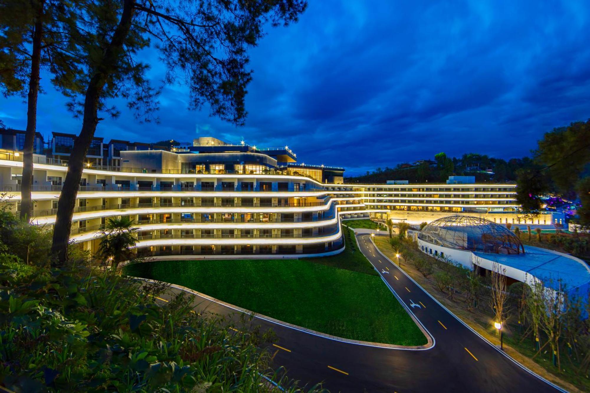 Wyndham Grand Plaza Royale Hot Springs Fenghuang Otel Dış mekan fotoğraf
